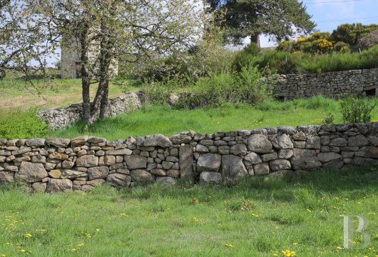 An old farm and dovecote in Lozère, at the entrance to the Aubrac plateau - photo  n°31